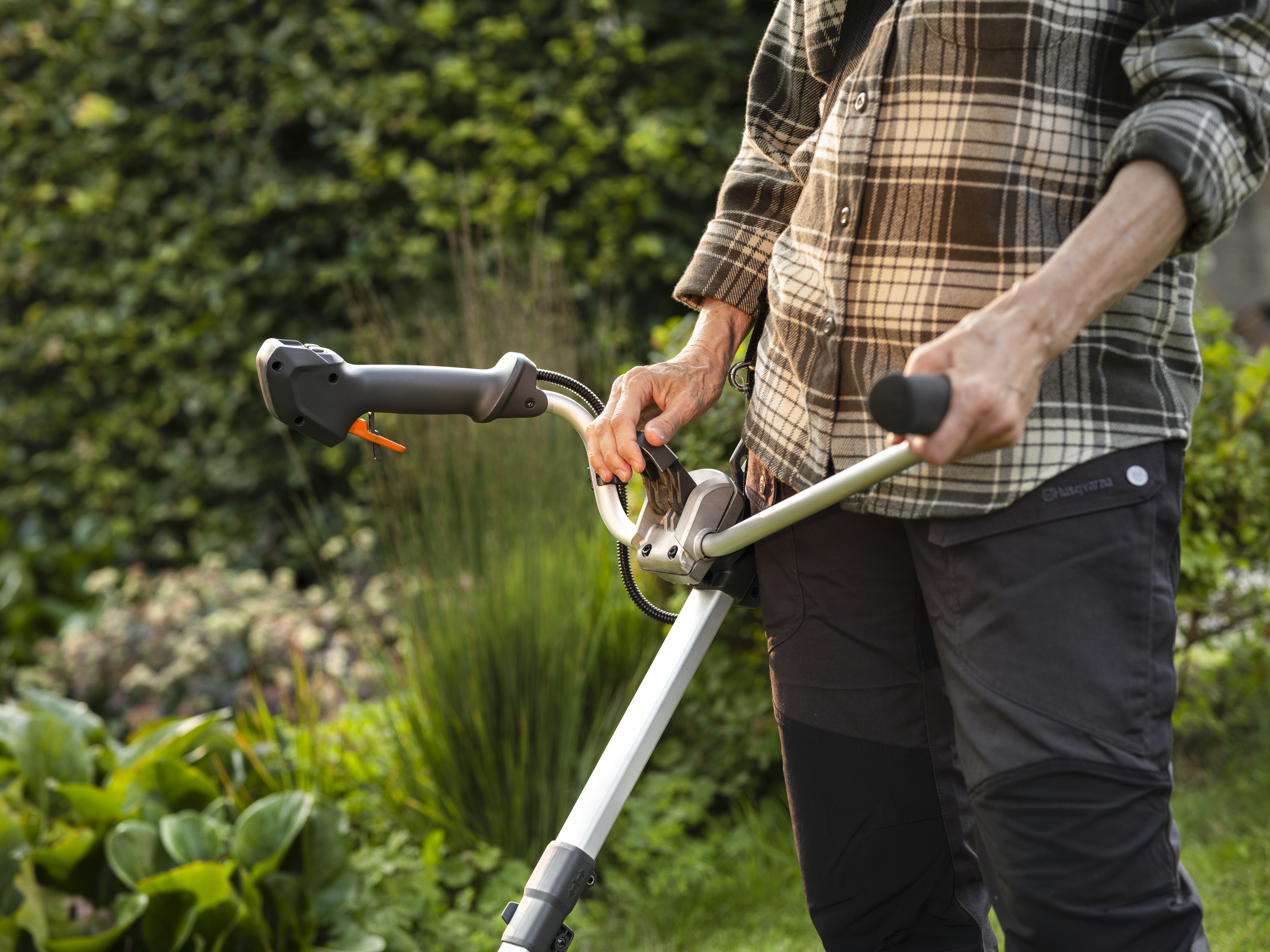The smart clamp mechanism allows you to effortlessly fold and adjust the handle without any tools, ensuring your trimmer is quickly ready for action, storage or transport. image